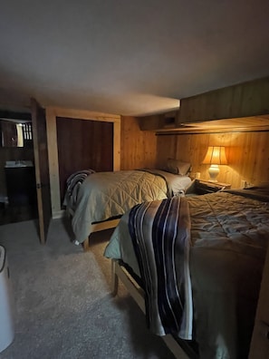 Room - Cozy, 2-bedroom bungalow less than a mile from Snow Trails and I-71. (Mansfield)