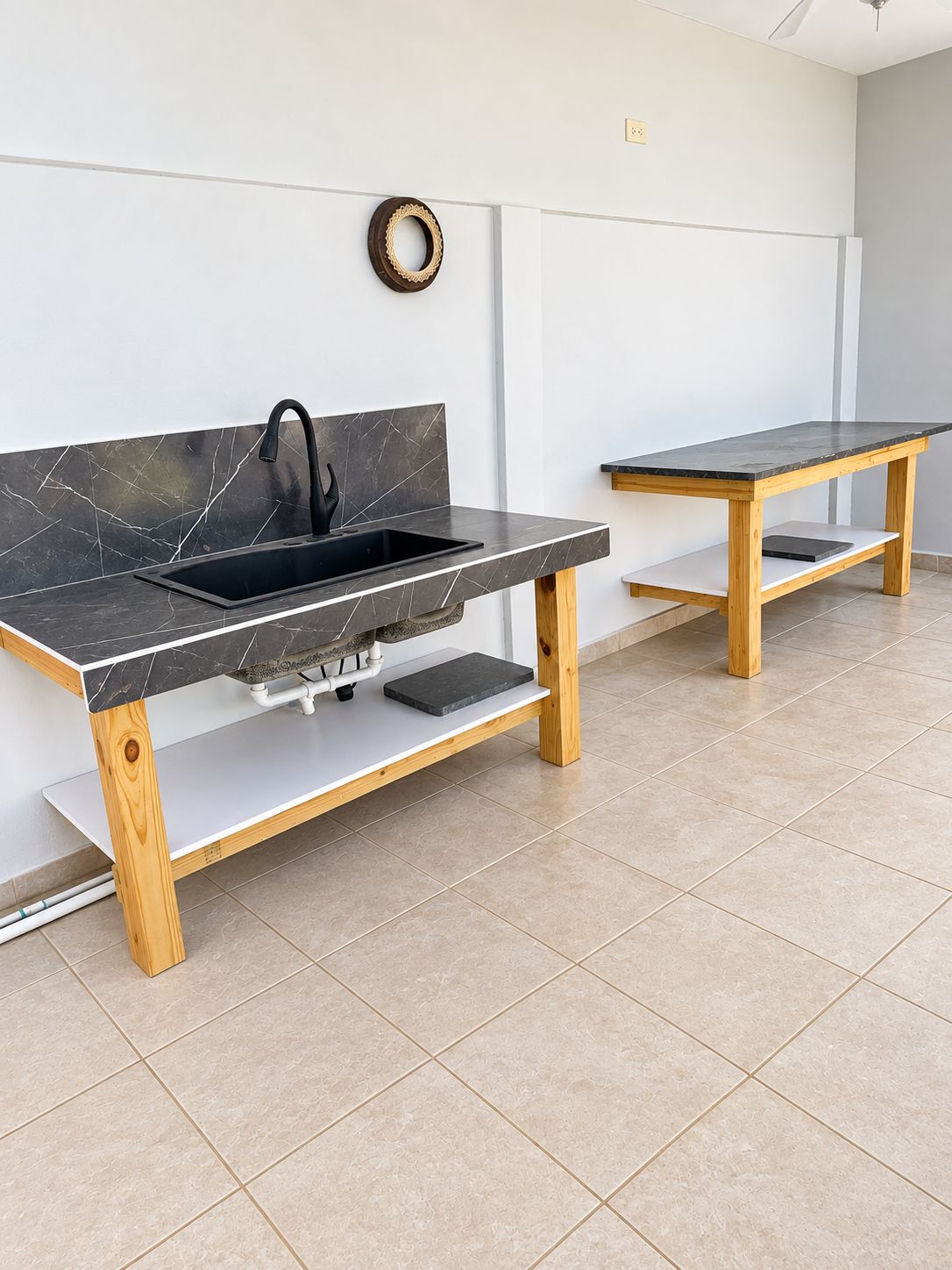 Eine moderne Küche mit integriertem Spülbecken, Holztisch und Fliesenboden.