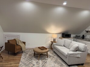 Living area - The Lane Creek Loft - Private Retreat near UGA (Bogart)
