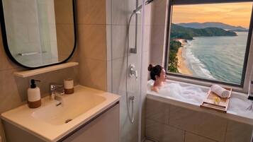 Oceanview soaking tub with stunning sunset beach views