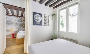 Room - CHARMING 2-BEDROOM DUPLEX WITH PRIVATE PATIO IN CENTRAL PARIS (Paris)