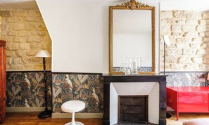 Interior - CHARMING 2-BEDROOM MARAIS APARTMENT WITH LOCAL CHARACTER (Paris)