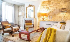 Living area - CHARMING 2-BEDROOM MARAIS APARTMENT WITH LOCAL CHARACTER (Paris)