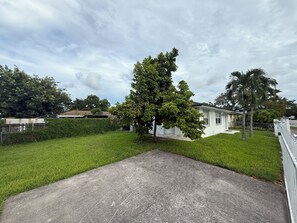 Property grounds - Modern 3BR Miami House, Sleeps 9, Gated Parking, Minutes to Wynwood (Miami)