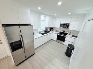 Private kitchen - Modern 3BR Miami House, Sleeps 9, Gated Parking, Minutes to Wynwood (Miami)