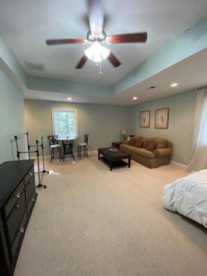 Living area - Private Summerville Suite, Hot Tub, Gated 6 Acres, Near Charleston (Summerville)