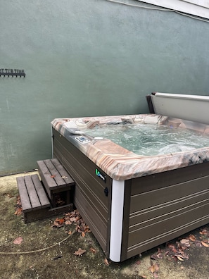 Outdoor spa tub - Private Summerville Suite, Hot Tub, Gated 6 Acres, Near Charleston (Summerville)