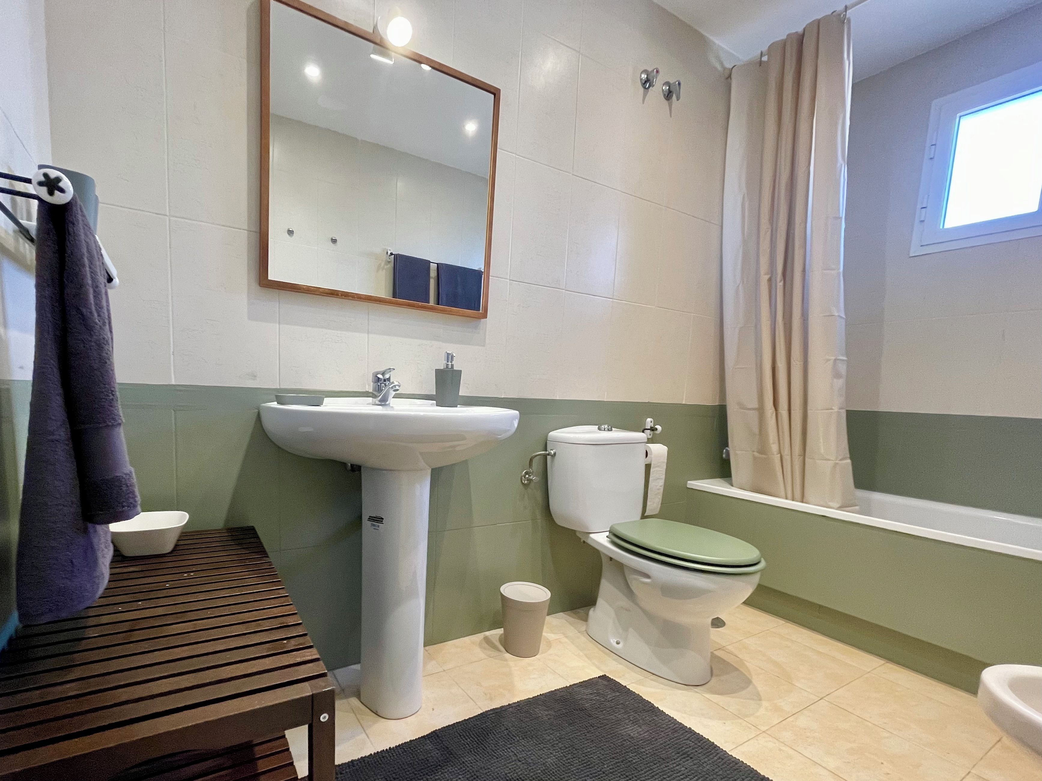 Une salle de bain avec un lavabo, des toilettes et une baignoire.