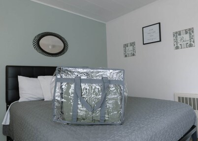 Motel Room 3 – Queen Bed