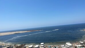 A coastal area with boats docked, a sandy beach, and a clear sky. - Sea veiw BAHARI (Alexandria Governorate)
