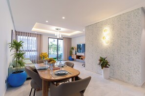 A modern dining area with a round table, chairs, and a view of the outdoors. - Family Canopy · Bright 3-bedroom apartment, 2 balconies, garage – Casablanca (Casablanca)