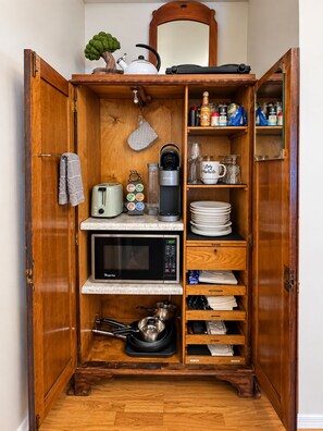A compact kitchen with a microwave, kettle, and coffee maker. - Peaceful Guest Suite near Oak Creek, Trails & Cathedral Rock (Sedona)