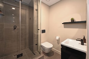 Bathroom - Designer Studio - Rooftop Pool at The Tokyo in Cape Town (Cape Town)
