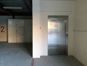 Ein Aufzug in einem Gebäude, an der Wand ist die Zahl 2 sichtbar.