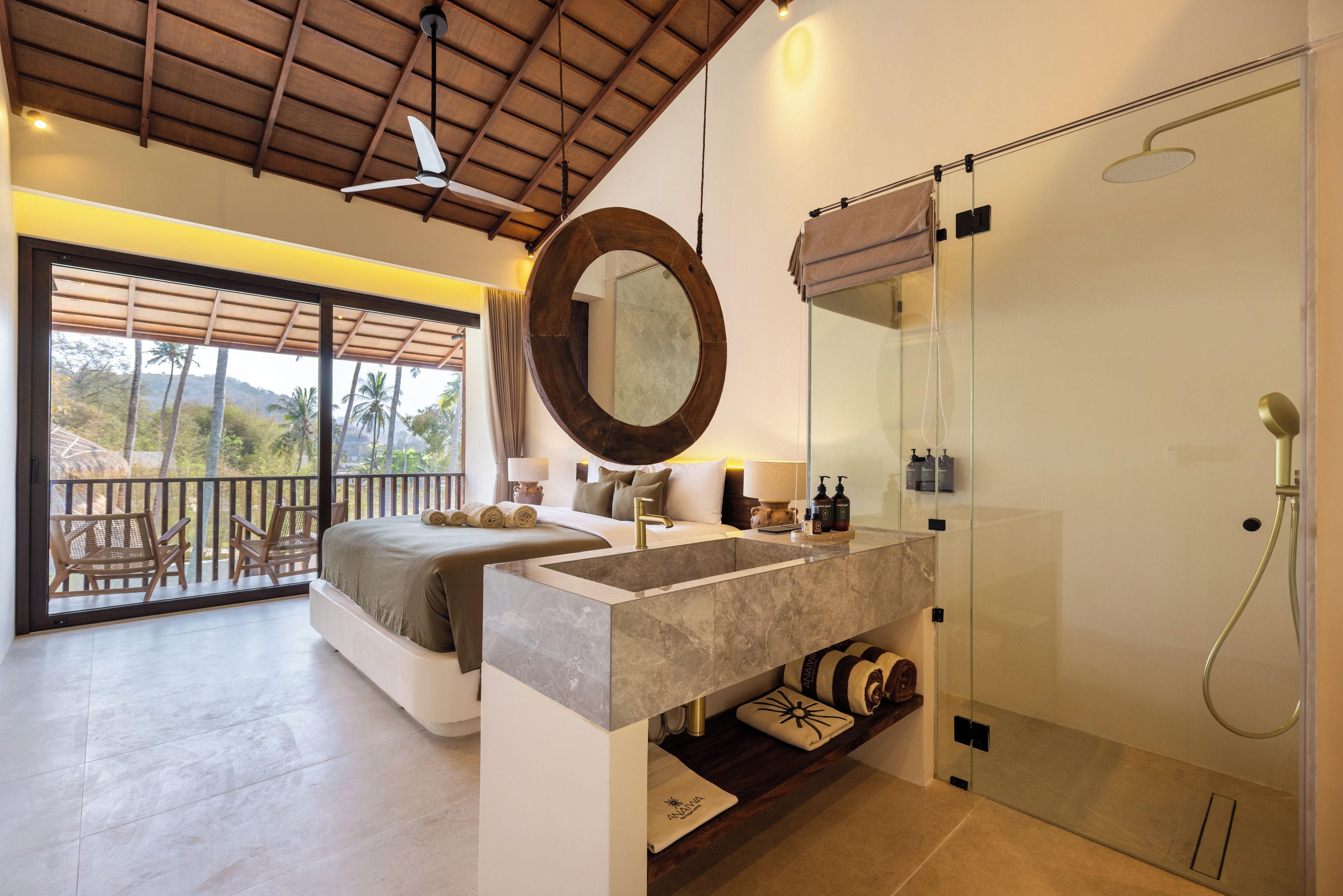 Une salle de bain moderne avec un grand miroir, une douche et un lavabo intégré.
