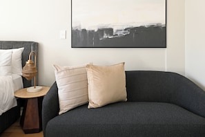 Living area - Stylish Tokyo Studio with Pool, Gym & Fast Wi-Fi (Cape Town)