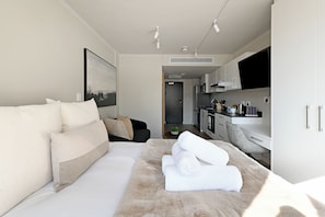 Room - Stylish Tokyo Studio with Pool, Gym & Fast Wi-Fi (Cape Town)