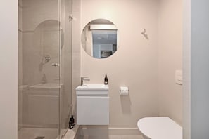 Bathroom - Stylish Tokyo Studio with Pool, Gym & Fast Wi-Fi (Cape Town)
