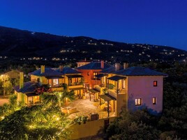 Un edificio de varios pisos con zonas de estar al aire libre y un patio.