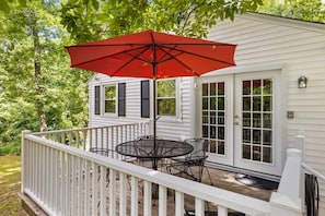 Outdoor dining - Hilltop Hideaway · Sleeps 9 · Near Lake Hayward & Mohegan Sun (Colchester)
