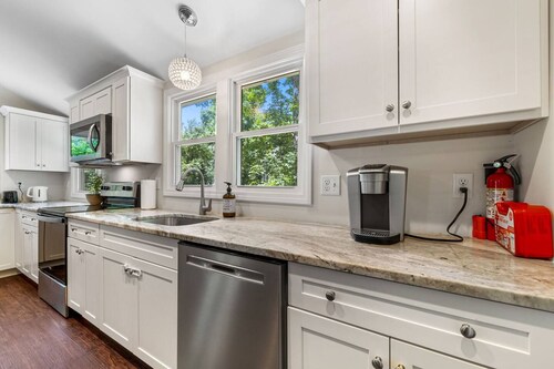Hilltop Hideaway · Sleeps 9 · Near Lake Hayward & Mohegan Sun