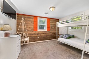 Room - Hilltop Hideaway · Sleeps 9 · Near Lake Hayward & Mohegan Sun (Colchester)