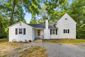 Exterior - Hilltop Hideaway · Sleeps 9 · Near Lake Hayward & Mohegan Sun (Colchester)