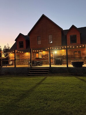 Back deck evening - Rising Eagle Lodge - 3BR Log Cabin by AuSable River, State Land & Trails (Grayling)