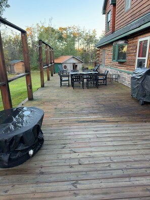 Outdoor dining - Rising Eagle Lodge - 3BR Log Cabin by AuSable River, State Land & Trails (Grayling)