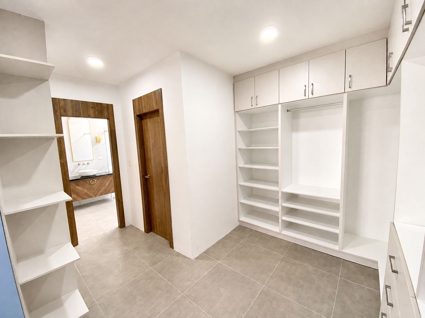 Une salle de bain moderne avec un meuble-lavabo, un miroir et des toilettes.