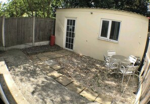 Outdoor dining - Room-delightful Large Double Room Ensuit (Chelmsford)