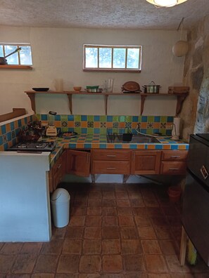 A kitchen with a tiled backsplash, wooden cabinets, a stove, and a refrigerator. - ​Spacious Garden Haven  Pet-Friendly & Great Loc. in San Cristóbal de las Casas (San Cristóbal de las Casas)