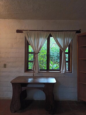 A room with a wooden bench, a window with curtains, and a view of greenery outside. - ​Spacious Garden Haven  Pet-Friendly & Great Loc. in San Cristóbal de las Casas (San Cristóbal de las Casas)