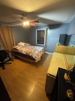 Room - Riverfront property with pool, hot tub, gym, pool table and bar in basement. (Haverhill)