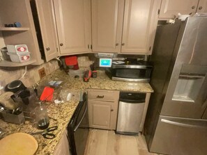 Private kitchen - Riverfront property with pool, hot tub, gym, pool table and bar in basement. (Haverhill)
