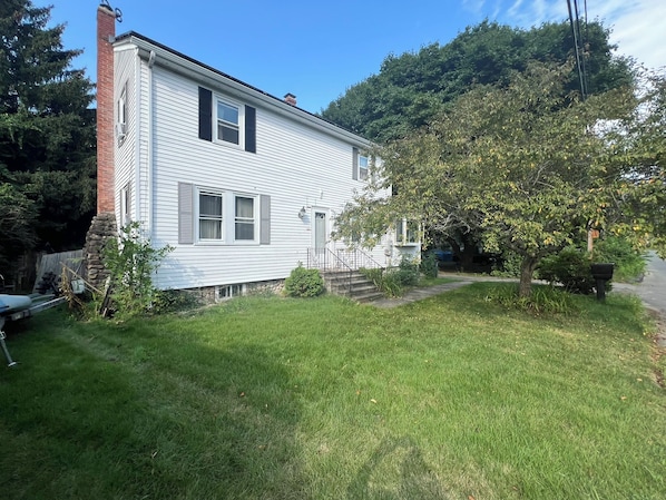Exterior - Riverfront property with pool, hot tub, gym, pool table and bar in basement. (Haverhill)