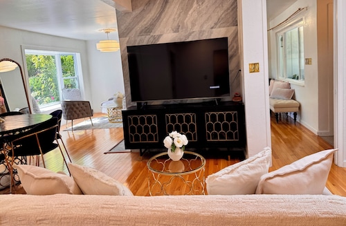 Gorgeous hill views, a romantic secret rose garden, near downtown WalnutCreek.