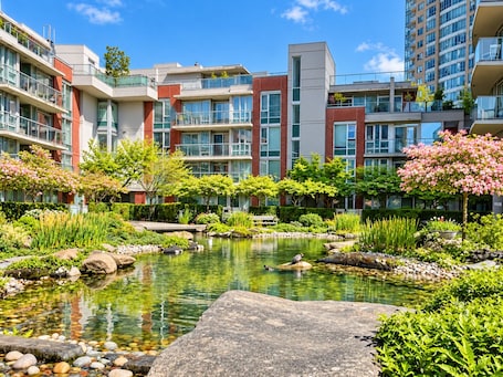 2BR+Sofabed, 2Bath, Private 500sqft sundeck, EV Parking w/Pool, Sauna, Hot Tub