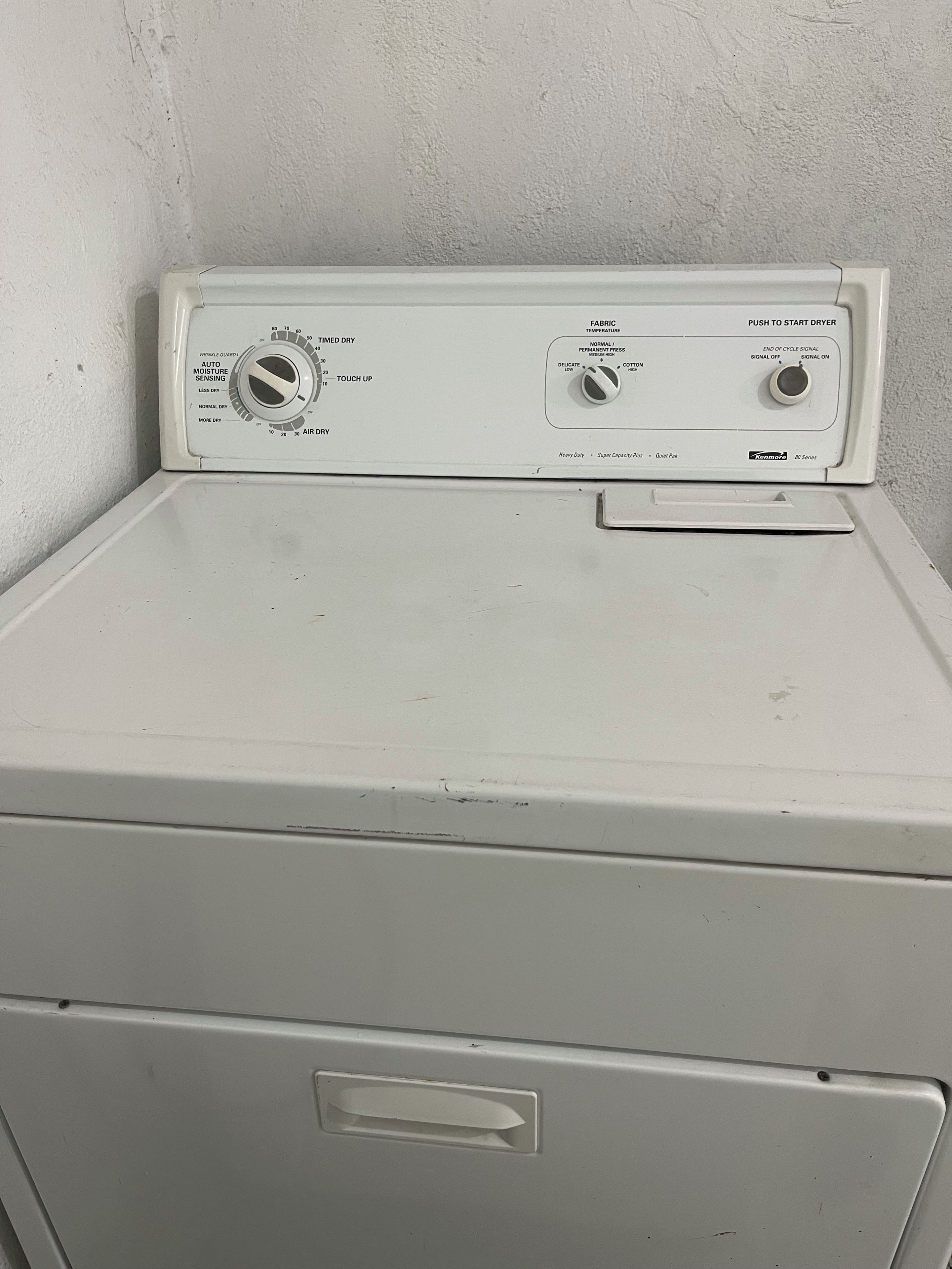 Lavadora blanca de carga frontal con puerta única y mandos para la temperatura y la velocidad de centrifugado.