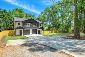 Exterior - Large Fenced Yard-Fire Pit-2 King Beds -Foosball (Spartanburg)