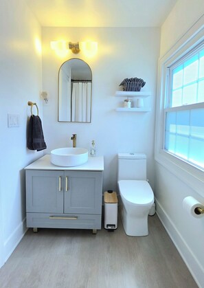 Bathroom - 3-bedroom house in Corning (Corning)