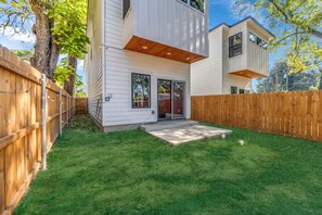 A modern two-story house with a wooden deck and a small front porch. - Cozy 3BR - Walk to Fair Park - Pool Table, Fire Pit (Dallas)