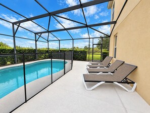 A covered swimming pool with a clear view of the sky and surrounding greenery. - Family-Friendly Luxury Villa | Sleeps 14 | Private Pool, Game Room & More! (Davenport)