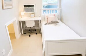 Room - 2924 8 Cozy private room with bath near USC (Los Angeles)