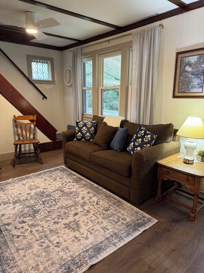 Living area - Rickett's Cozy Cottage in Lopez PA- Pet Friendly (Lopez)
