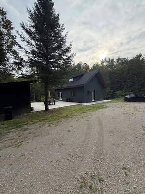Exterior - Premium chalet fully renovated on several acres overlooking private waterfall. (Oro-Medonte)