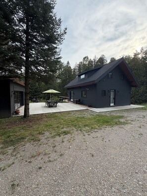 Exterior - Premium chalet fully renovated on several acres overlooking private waterfall. (Oro-Medonte)