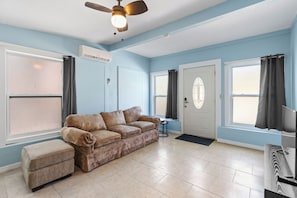 Living area - Homey”New” Cottage*mins to Stadium*nearAirport*Zoo (Jacksonville)