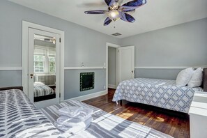 Room - The Morganton Manor-in the heart of SoPines (Southern Pines)