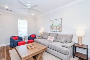 A living room with a grey sofa, two armchairs, a coffee table, and a painting on the wall. - Rebel Retreat - Close to the Square, Campus and MTrade Park! (Oxford)